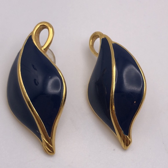 VTG Elegant  Trifari Studs Earrings Gold Tone, Navy Blue Enamel Leaf shape - Picture 1 of 6